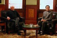 Nach dem plötzlichen Ableben Dr. Krogers muss sich Monk (Tony Shalhoub, r.) widerstrebend an seinen neuen Therapeuten Dr. Bell (Hector Elizondo, l.) gewöhnen. Nach dem plötzlichen Ableben Dr. Krogers muss sich Monk (Tony Shalhoub, r.) widerstrebend an seinen neuen Therapeuten Dr. Bell (Hector Elizondo, l.) gewöhnen.