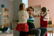 Das Leben ist kein Kindergarten: Theresa (Greta Kasalo) und Anastacia (Viola Hinz, li.) haben Spaß mit dem Kita-Leiter Freddy (Oliver Wnuk).