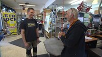 Andreas ist Tagelöhner und geht jeden Morgen um sechs Uhr zur Tagesjobvermittlung. Andreas ist Tagelöhner und geht jeden Morgen um sechs Uhr zur Tagesjobvermittlung.