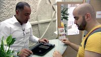 Schweren Herzens geht Ibrahim (31, re.) ins Leihhaus und möchte zwei Handys und sogar seinen Ehering zu Geld machen Schweren Herzens geht Ibrahim (31, re.) ins Leihhaus und möchte zwei Handys und sogar seinen Ehering zu Geld machen