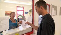 Andreas ist Tagelöhner und geht jeden Morgen um sechs Uhr zur Tagesjobvermittlung. Andreas ist Tagelöhner und geht jeden Morgen um sechs Uhr zur Tagesjobvermittlung.