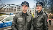 Mattes (Matthias Schloo, l.) und Melanie (Sanna Englund, r.) versuchen, den Unfallhergang zu rekonstruieren. Warum raste der Pkw frontal gegen einen Baum?