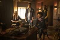 (v.l.n.r.) Lizzie Saltzman (Jenny Boyd); Jed (Ben Levin); MG Greasley (Quincy Fouse); Kaleb Hawkins (Chris Lee) (v.l.n.r.) Lizzie Saltzman (Jenny Boyd); Jed (Ben Levin); MG Greasley (Quincy Fouse); Kaleb Hawkins (Chris Lee)