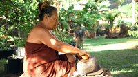 Tapa-Frau Sara Vaki beim Kneten des Stoffes, Fatu Hiva/Marquesas. Tapa-Frau Sara Vaki beim Kneten des Stoffes, Fatu Hiva/Marquesas.