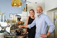 Otto Bayer Kaffeeliebhaber, Haubenkoch, innovativer Geist vom Cafe Balthasar mit Aufgetischt Regisseurin Lisa Mörtelmayr Otto Bayer Kaffeeliebhaber, Haubenkoch, innovativer Geist vom Cafe Balthasar mit Aufgetischt Regisseurin Lisa Mörtelmayr