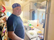 Oleg sorgt als Koch an Bord für vorzügliches Essen.