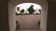 In der südlichsten Provinz Schwedens, in Skåne, liegt auf einer Landzunge des Ringsjön eine alte Klosteranlage. Als „Ringsjöns pärla“, als „Perle des Ringsees“ ist das Bosjökloster im Volksmund bekannt. Und das aus gutem Grund, denn Gebäude und umliegende Gärten verströmen einen einzigartigen Charme.