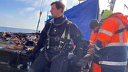 Tobias Jürß bereitet sich auf seinen Taucheinsatz vor.