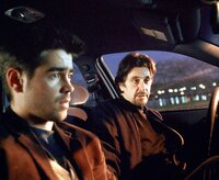 Sein Ausbilder bei der CIA ist der erfahrene Walter Burke (Al Pacino, r.). Er bringt James (Colin Farrell, l.) alle Kniffe und Tricks bei, mit denen er Kontrahenten durchschauen, Feinde täuschen, Bomben zur Explosion bringen und hoch komplizierte Geräte bedienen kann. Doch dann entlässt er ihn, weil er ihm mangelnde Begabung vorwirft ... Sein Ausbilder bei der CIA ist der erfahrene Walter Burke (Al Pacino, r.). Er bringt James (Colin Farrell, l.) alle Kniffe und Tricks bei, mit denen er Kontrahenten durchschauen, Feinde täuschen, Bomben zur Explosion bringen und hoch komplizierte Geräte bedienen kann. Doch dann entlässt er ihn, weil er ihm mangelnde Begabung vorwirft ...