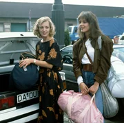 Assi (Svenja Pages, r.) kommt aus der Schweiz nach Hause. Brigitte (Constanze Engelbrecht, l.) holt sie von der Bahn ab.