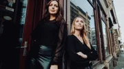 Paulina Krasa (links) und Laura Wohlers (rechts), die beiden Presenterinnen der "ZDFinfo-True-Crime-Doku". Bekannt wurden sie mit dem Podcast “Mordlust”.