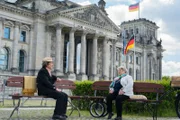 Vor dem Reichstag trifft Erwin Pelzig auf Martina Angermann, die aus ihrem Amt als Bürgermeisterin einer sächsischen Kleinstadt gemobbt wurde.