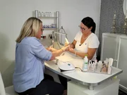 Sabine macht ihrer Schwester die Nägel