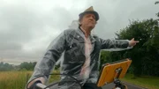 Erwin Pelzig ist klimagerecht mit dem Rad unterwegs - auch wenn man dabei mal nass wird.