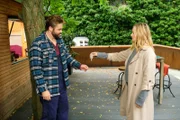Corinna (Nina Weisz) versetzt Bambi (Benjamin Heinrich) ungewollt mit der Rückgabe des Colliers in Angst und Schrecken.
