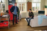 Conor (Yannik Meyer, l.) muss Easy (Lars Steinhöfel) erklären, dass er bei Benedikt nichts erreichen konnte.