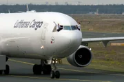 Letzte Landung einer MD-11 in Frankfurt. Die Piloten winken aus dem Fenster.