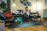 Eva (Claudelle Deckert, r.) ist alamiert, als Zoe (Lara Picks) einen Anfall erleidet.
