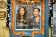 Stephanie Beatriz (Rosa Diaz), Melissa Fumero (Amy Santiago).