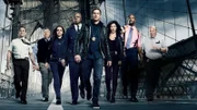 v.li.: Joe Lo Truglio (Charles Boyle), Joel McKinnon Miller (Scully), Melissa Fumero (Amy Santiago), André Braugher (Ray Holt), Andy Samberg (Jake Peralta), Stephanie Beatriz (Rosa Diaz), Terry Crews (Terry Jeffords), Dirk Blocker (Hitchcock).