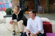Chris (Jan Ammann) und Cecilia (Carina Koller) sind zuversichtlich, ihr Steffi-Problem endlich gelöst zu haben.