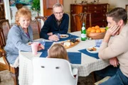 Becky Ann Baker (Gwen Bennett), Nora/Opal Clow (Luna Goodwin), Bill Irwin (Calvin Bennett), Ryan Eggold (Dr. Max Goodwin).