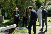 Lena Testorp (Anna von Haebler, l.), Sarah Khan (Pegah Ferydoni, 2.v.l.) Max Nordmann (Garry Fischmann, 2.v.r.) und Oskar Schütz (Marek Erhardt, r.) treffen sich am Tatort auf dem Friedhof. Das Opfer, der Friedhofsgärtner Tobias Stöver (Sascha Weingarten, liegend, vorne) wurde von dem Grabstein erschlagen.