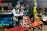 Marco und Sara schneiden die Hochzeitstochte an.