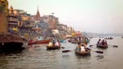 Der Ganges ist über 2600 km lang. An seinen Ufern liegen viele Pilgerstätten. Den Hindus gilt der Fluss als heilig.