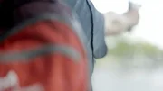 Symbolbild: Täter mit Waffe in der Hand.