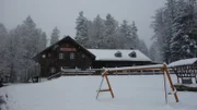 Winter auf der Schareben: Wenn genug Schnee liegt, ist hier in der Nähe eine Rodelbahn und in der Berghütte Schareben lässt sich gut einkehren.