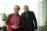 Gundula (Andrea Sawatzki) redet freundlich auf ihre liebe Familie ein. Ein Einzug aller in das neue Haus kann sie sich so gar nicht vorstellen. Noch steht Gerald (Axel Milberg) hinter ihr. Gundula (Andrea Sawatzki) redet freundlich auf ihre liebe Familie ein. Ein Einzug aller in das neue Haus kann sie sich so gar nicht vorstellen. Noch steht Gerald (Axel Milberg) hinter ihr.