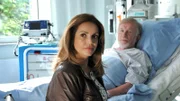 Vera (Rebecca Immanuel) kümmert sich um ihren Patienten Hubert Meinerzhagen (Hermann Beyer), der am lebensbedrohlichen Broken-Heart-Syndrom leidet.