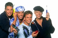 In den 90er Jahren gab es die ersten Mobiltelefone. Die niederländische Boygroup "Caught in the Act" mit Handys. In den 90er Jahren gab es die ersten Mobiltelefone. Die niederländische Boygroup "Caught in the Act" mit Handys.