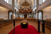 Kreuzkirche Herne: Kirchraum mit Blick auf die Orgelempore