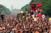 Loveparade in Berlin 1996: Rund 600.000 ausgelassene Techno-Fans aus der gesamten Bundesrepublik und dem Ausland sorgen am 13.07.1996 in Berlin für die bislang größte Kundgebung von Jugendlichen in der Geschichte des Landes. Das Motto der 96er Ausgabe ist "We are one family".