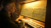 Orgelspieler Andreas Plauer (Stephan Baumecker) spielt an der frisch restaurierten Orgel der Kirche. Kurz darauf wird der Pastor tot aufgefunden.