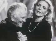Kirk Douglas mit Lauren Bacall, die mit ihm zusammen in "Diamonds" spielt.