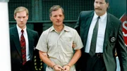 Jack Unterweger wird am 28.02.1992 in Miami von U.S. Marshals abgeführt. Dem Australier werden die Morde von acht Prosituierten vorgeworfen. +++