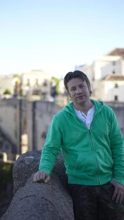 Die Serie mit Jamie Oliver ist ein einziges Abenteuer. In jeder Folge erforscht der Kult-Koch die Küche eines anderen Landes und macht dabei aufregende Entdeckungen. Zunächst lernt er in Marrakesch eine völlig andere Esskultur kennen. In Griechenland fischt er das erste Mal in seinem Leben mit einem Speer. In Andalusien kocht er die größte Paella der Welt und in Frankreich freundet er sich mit einem Trüffelschwein an. Auf seinen Reisen lernt Jamie Oliver zudem eine Reihe anderer Köche kennen, die unter and