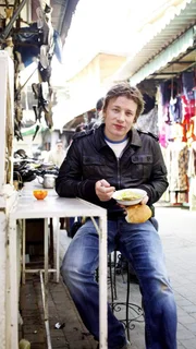 Die Serie mit Jamie Oliver ist ein einziges Abenteuer. In jeder Folge erforscht der Kult-Koch die Küche eines anderen Landes und macht dabei aufregende Entdeckungen. Zunächst lernt er in Marokko eine völlig andere Esskultur kennen.