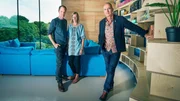 Bryony Anscombe und Harry Anscombe in ihrem Haus in Padstow mit Kevin McCloud (r.).