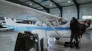 Adrian und Ingo tauschen den Zündmagneten der Cessna aus.