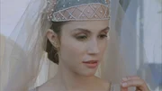 Prinzessin Fantaghir? (Alessandra Martines) weint um ihren geliebten Romualdo. Sie musste mit ansehen, wie er sich in Stein verwandelt hat.