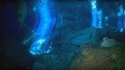 Wasser gefüllte Tropfsteinhöhlen