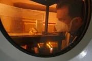 Der Spezialist für Lärm- und Lichtverschmutzung Thierry Lengagne hat festgestellt, dass Kröten, die starker Lichtverschmutzung ausgesetzt sind, sich nicht mehr paaren. Der Spezialist für Lärm- und Lichtverschmutzung Thierry Lengagne hat festgestellt, dass Kröten, die starker Lichtverschmutzung ausgesetzt sind, sich nicht mehr paaren.