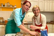 Schauspielerin Andrea Kathrin Loewig backt gern Plätzchen in der Adventszeit zusammen mit ihrer Freundin Marion (v.r.)