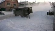 Auf dieser Straße kommt es im Winter immer wieder zu schweren Unfällen, die Anwohner haben eine Kamera installiert, um Druck auf die örtlichen Behörden auszuüben.