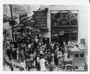 Menschenmenge beim Ansturm auf die New Yorker "American Union Bank" zu Beginn der großen Depression 1929 in den USA.