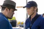 Angel (David Zayas, li.) und Dexter (Michael C. Hall) treffen sich am Tatort...